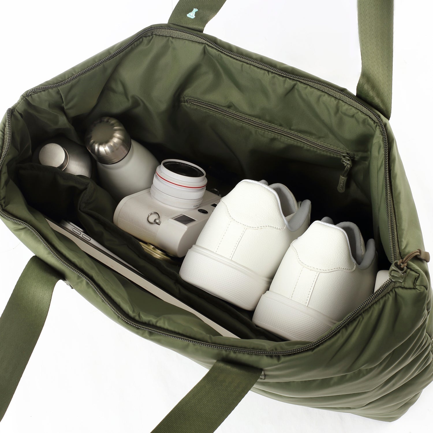 Moral Chapel 托特包(特大),軍綠色內部多層收納空間,可放置水壺、鞋子與相機等物品。