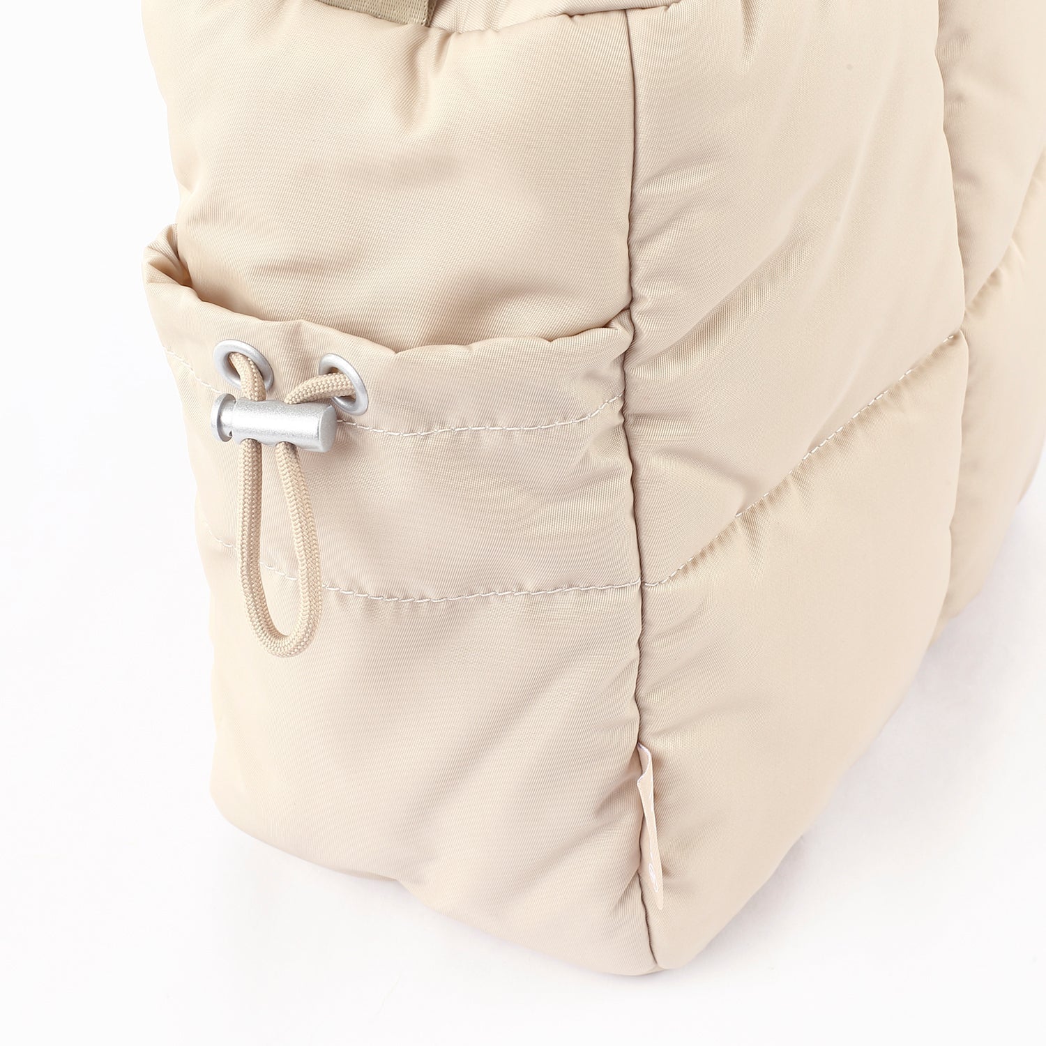 MORAL Chapel 方型單肩包(中)米白色,側邊設有束繩網袋設計。方便放置水壺等隨身物品,實用又美觀。