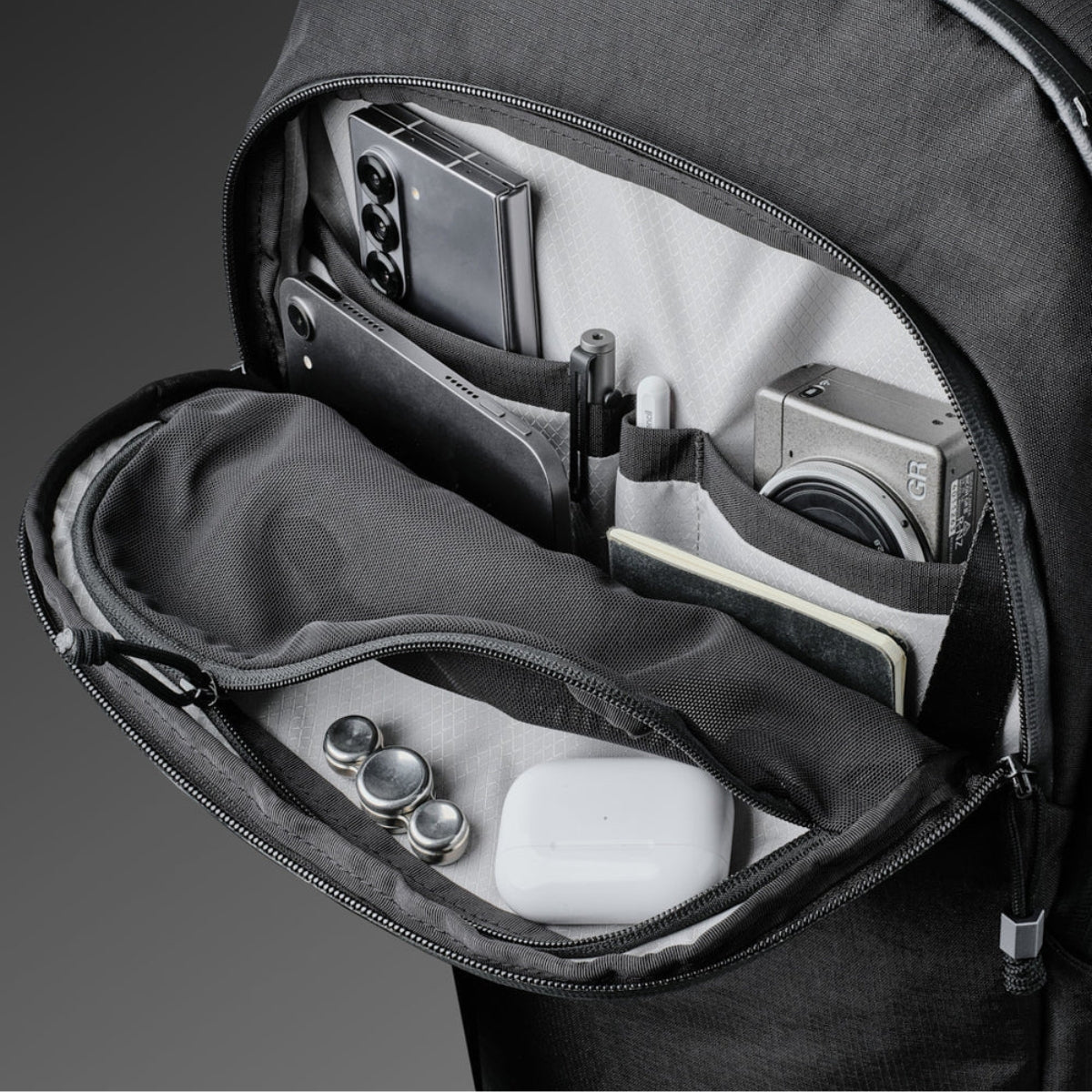 Alpaka Bravo Backpack:
前置口袋內有多功能分隔袋,可放置手機、相機、筆、耳機等物品。