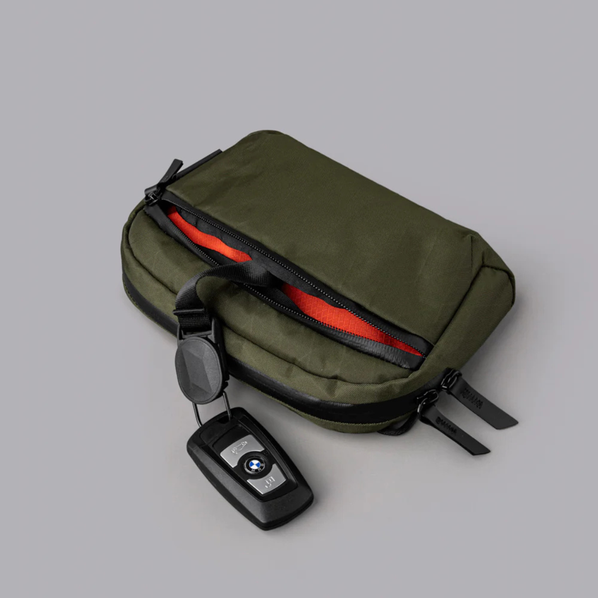 前隔間還有一個整合的磁性 MOD 鑰匙繫繩,可協助您管理鑰匙。