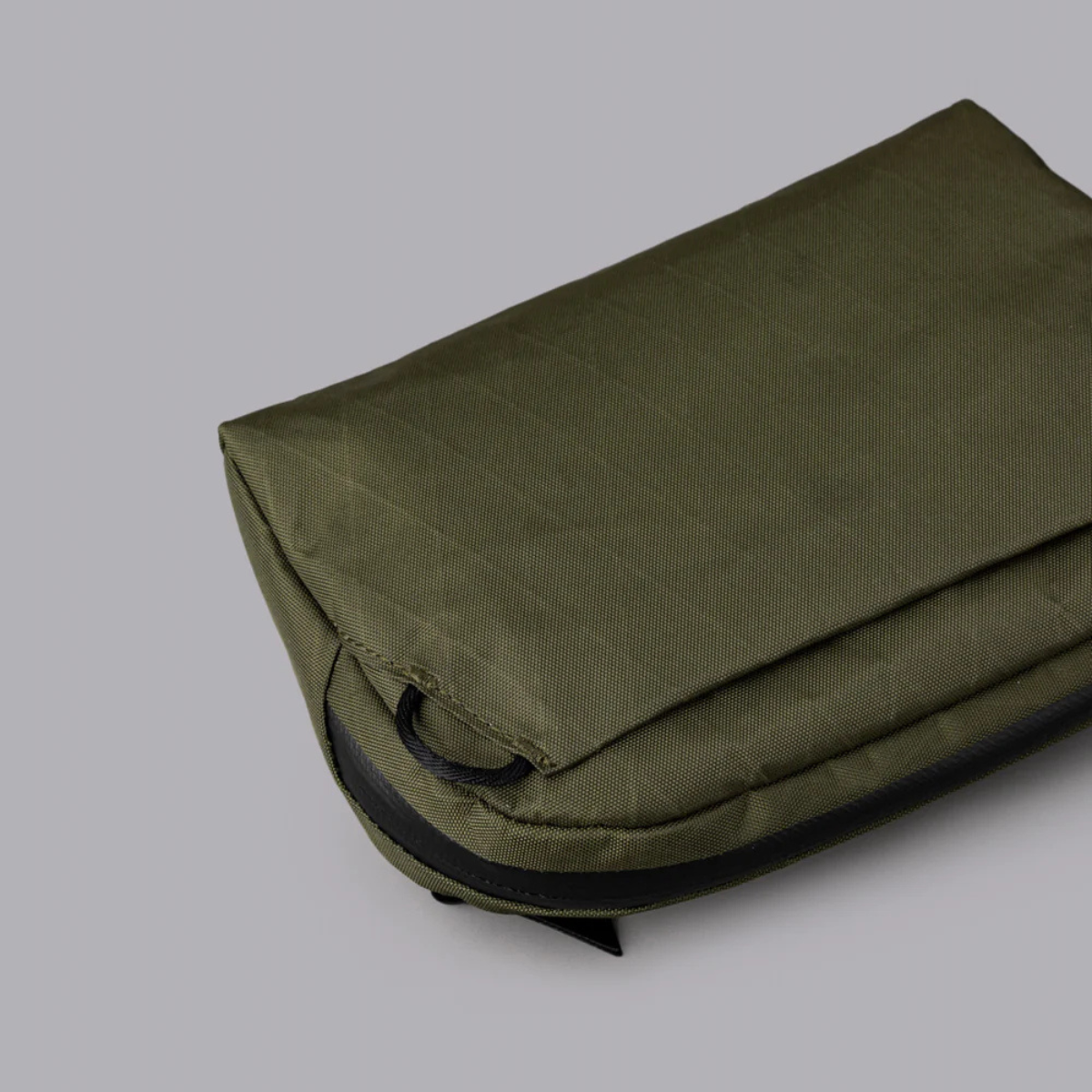 側肩包的背面有一個隱藏的插袋,可讓護照或錢包等敏感物品輕鬆拿取,但又安全地隱藏。