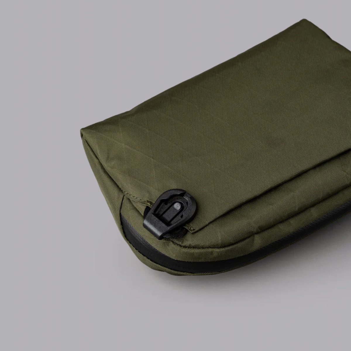 側肩包的背面有一個隱藏的插袋,可讓護照或錢包等敏感物品輕鬆拿取,但又安全地隱藏。