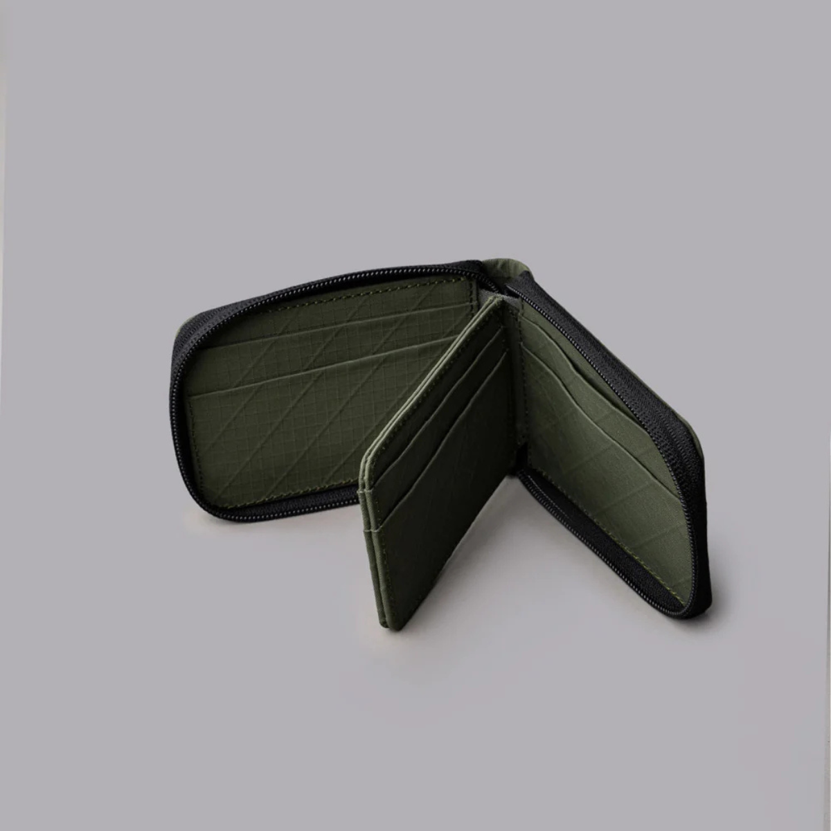 10+卡容量: 內部 9 個精心設計的卡槽,可容納超過 10 張卡片,保持卡片整齊有序。