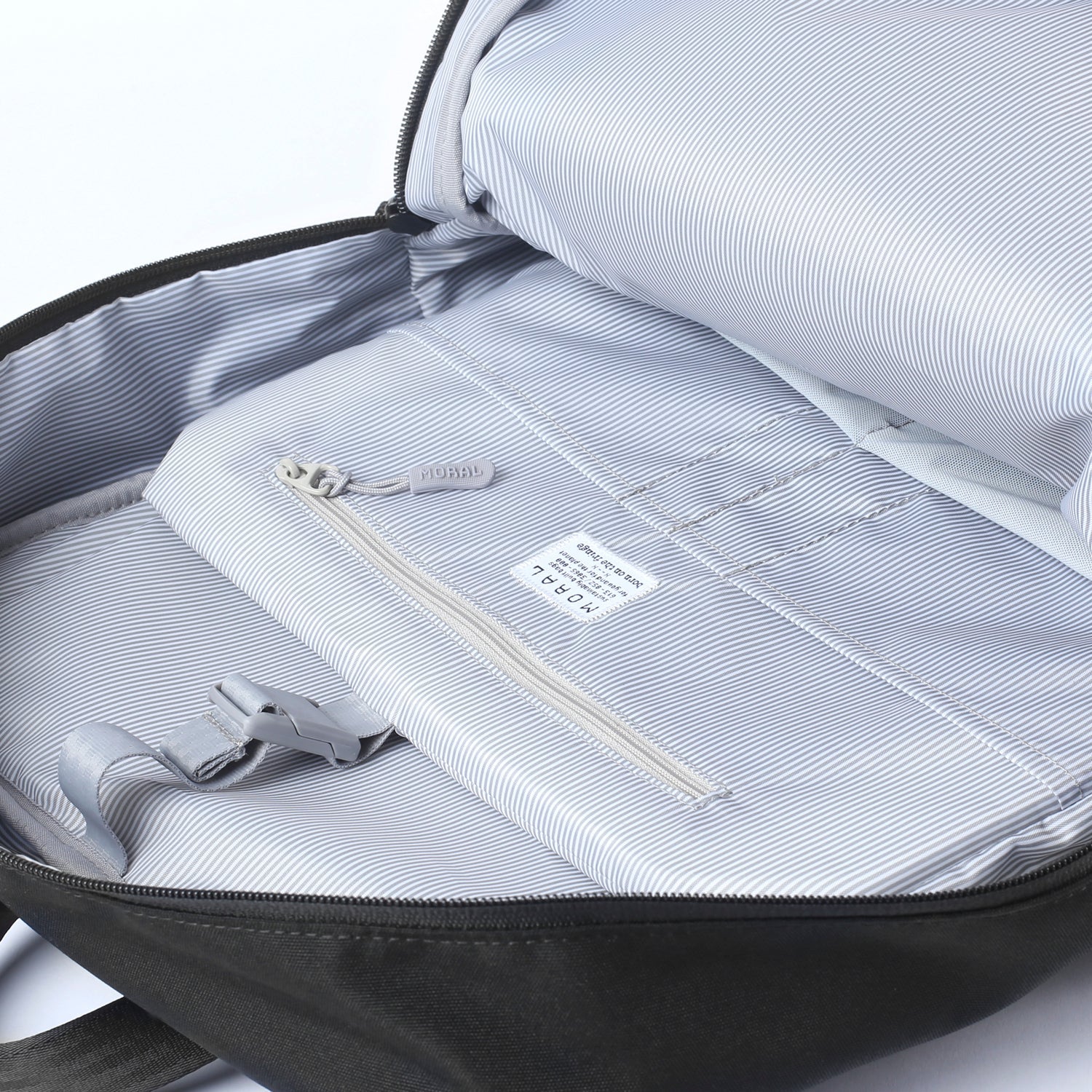 MORAL Cecil Trackies 可生物降解背包,內部設有多功能收納夾層與拉鍊袋。細緻條紋內裡設計,方便分類整理各類物品。