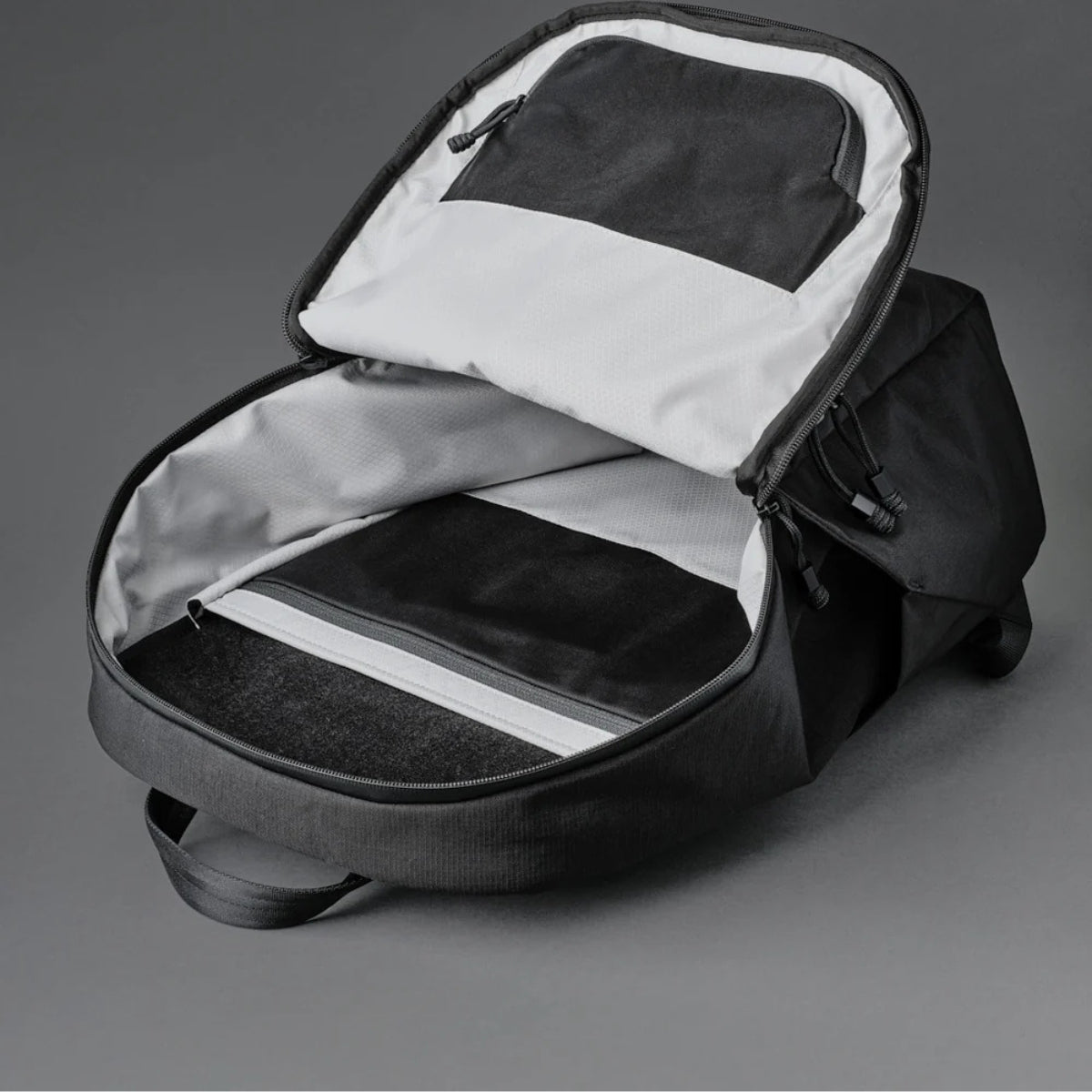 Alpaka Bravo Backpack:
背包內部擁有多層隔間,設計簡潔有序。
配備專門的筆記型電腦隔層與多功能小口袋。