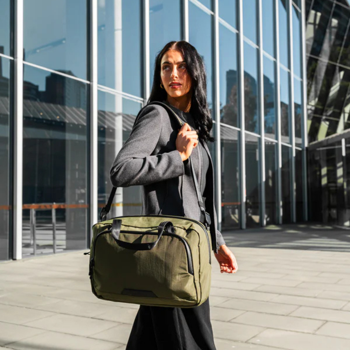 Alpaka Bravo Brief 商務手提包
雙模式攜帶:配有加厚手提帶與可拆卸肩帶,隨時切換攜帶模式,應對多場景使用需求。