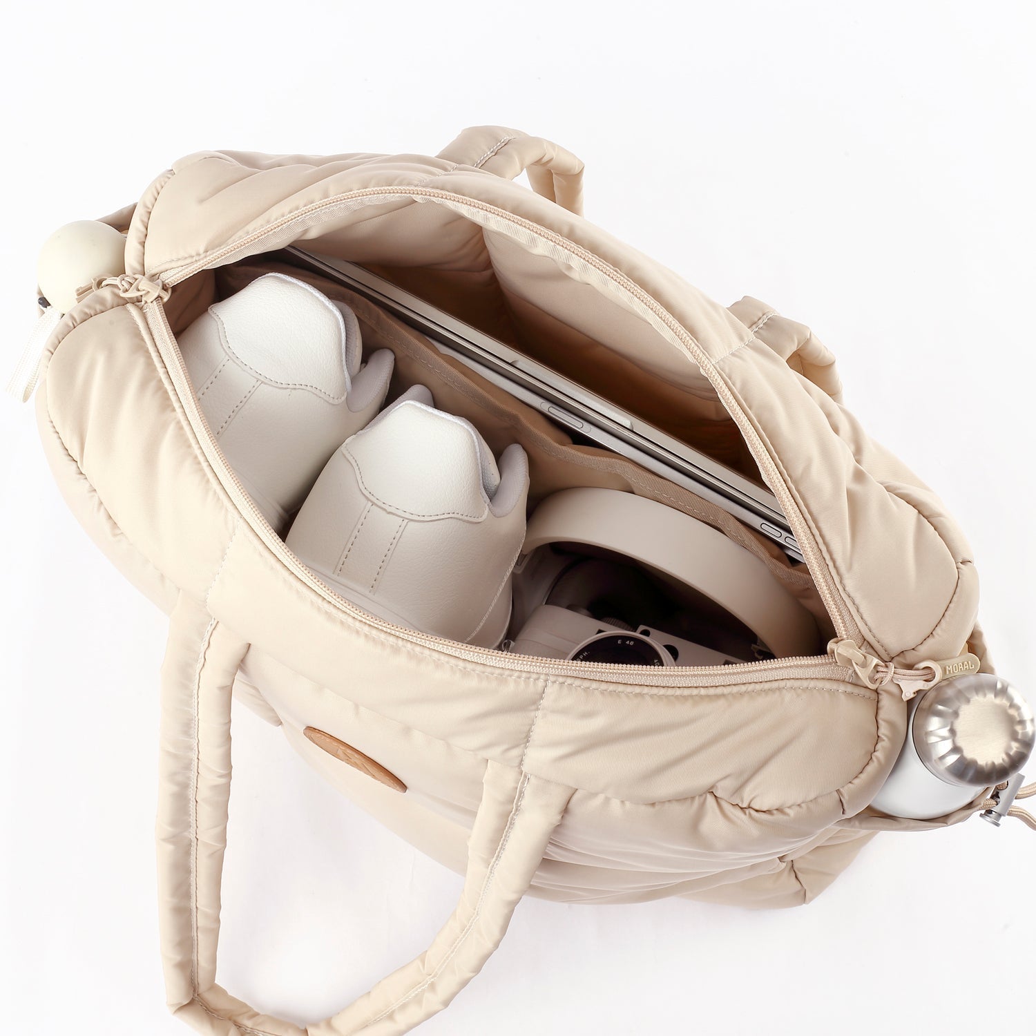 MORAL Chapel 方型單肩包(大)展示內部收納空間,可容納平板電腦、鞋子及其他隨身物品。包款以米白色設計,分層收納實用便利。