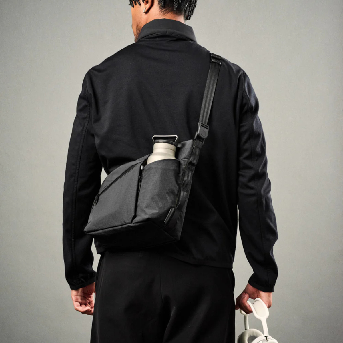 Alpaka Flow Satchel 側肩包
拉鍊擴充角撐板可讓您容納 1 公升大的瓶子。