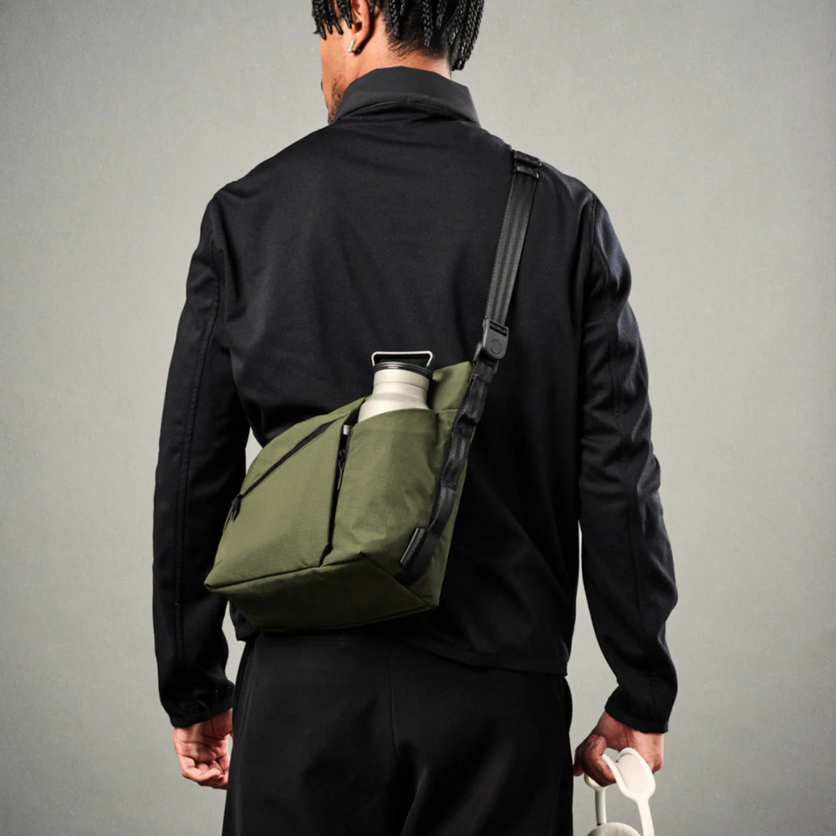 Alpaka Flow Satchel 側肩包
拉鍊擴充角撐板可讓您容納 1 公升大的瓶子。