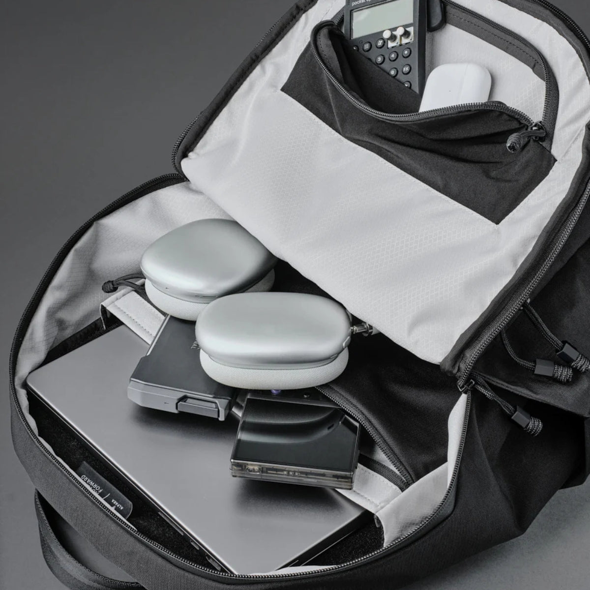 Alpaka Bravo Backpack:
背包內部擁有多層隔間,設計簡潔有序。
配備專門的筆記型電腦隔層與多功能小口袋。