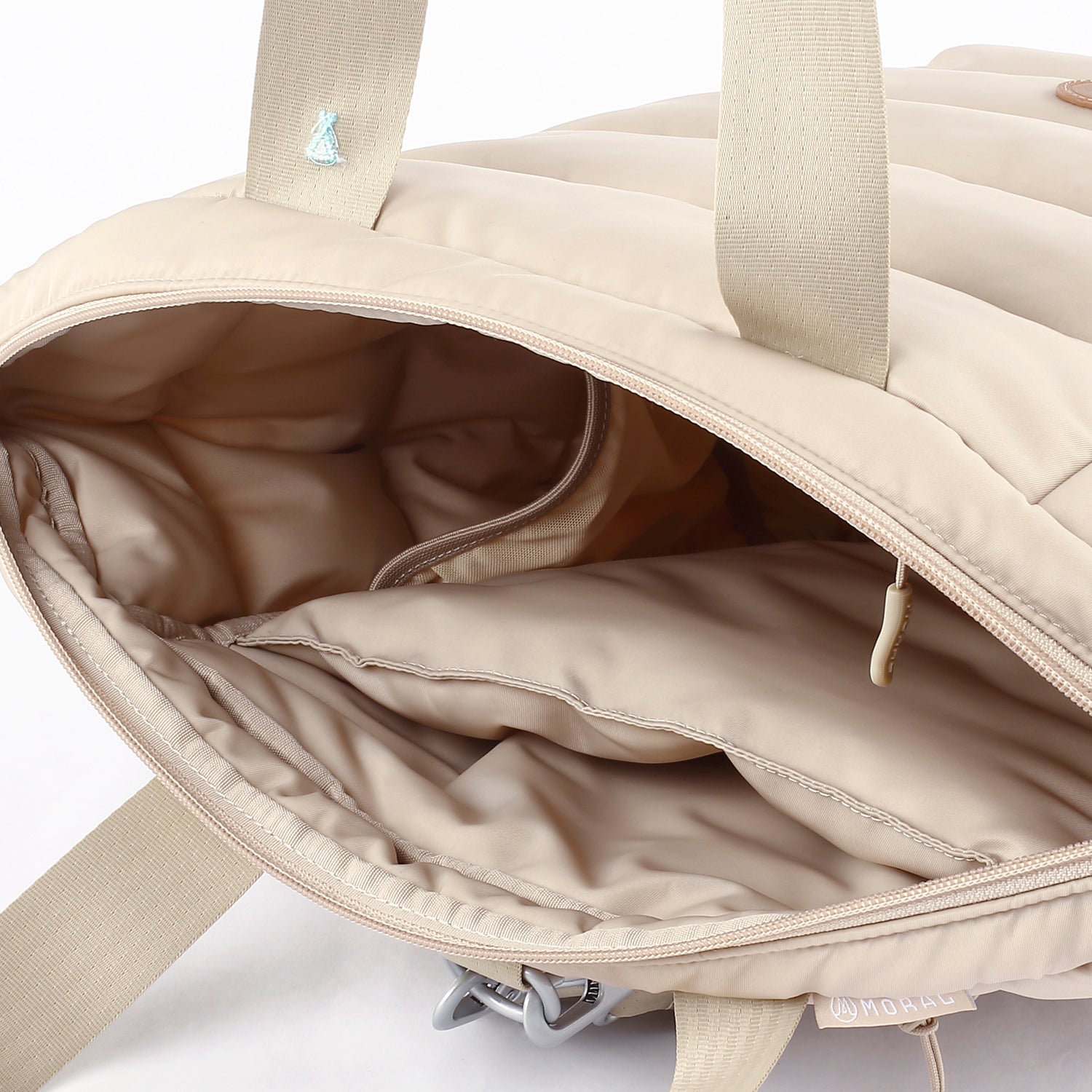 MORAL Chapel 托特背包米色款,內部設有多層收納夾層及拉鍊口袋。包包空間寬敞,方便分類收納物品。