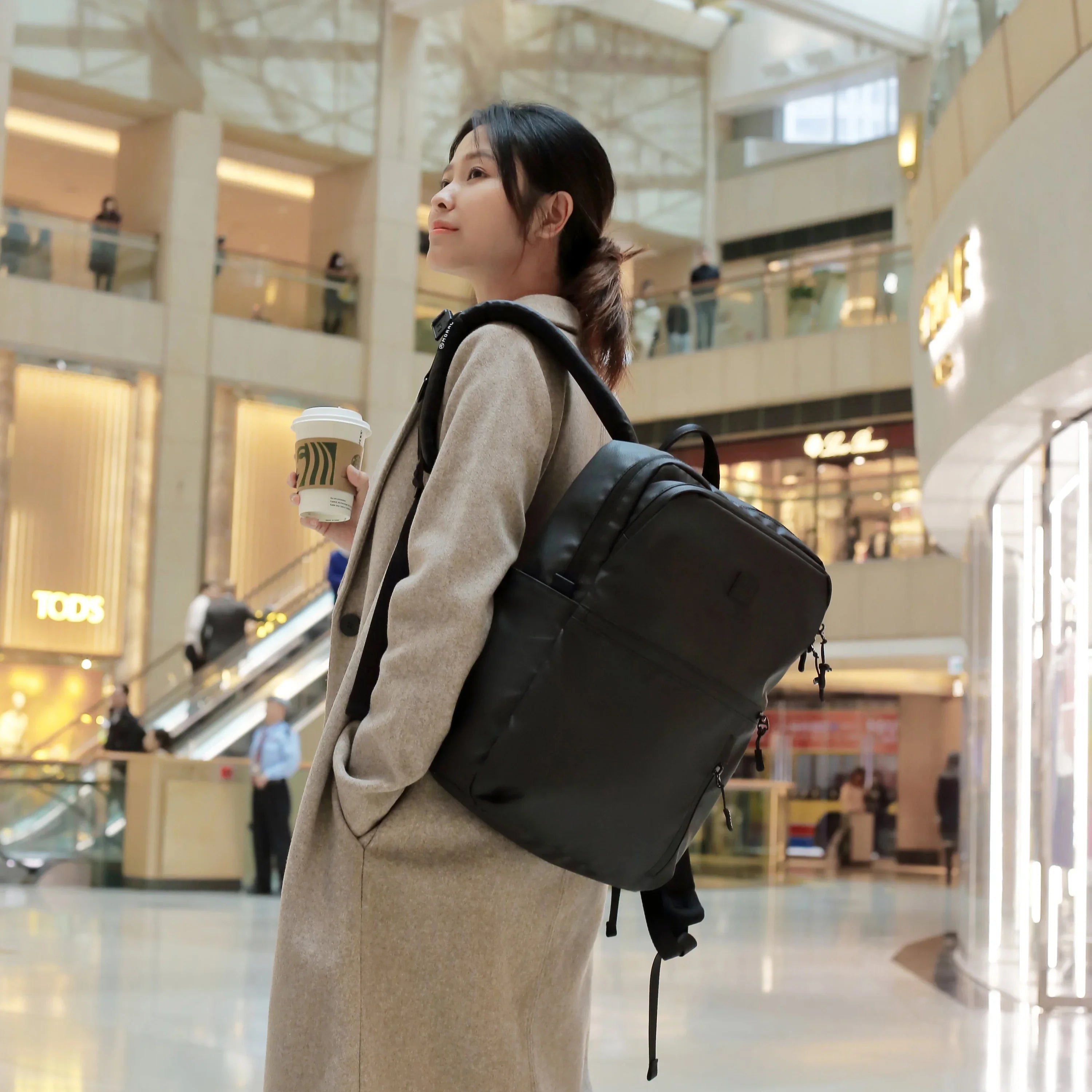 模特在商場內背負Moral CECIL COMPACT II 背包,展現其時尚與實用兼備的特點