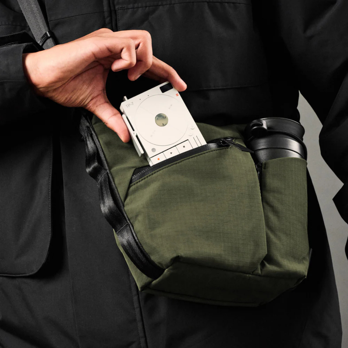 Alpaka Flow Satchel 側肩包
正面的快速存取口袋可輕鬆存放必需品,並配有內建鑰匙夾。