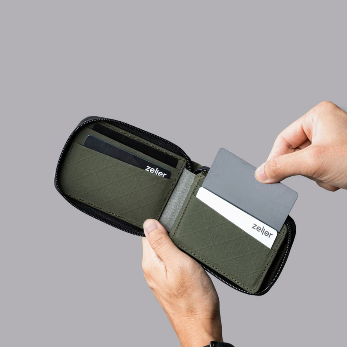 10+卡容量: 內部 9 個精心設計的卡槽,可容納超過 10 張卡片,保持卡片整齊有序。