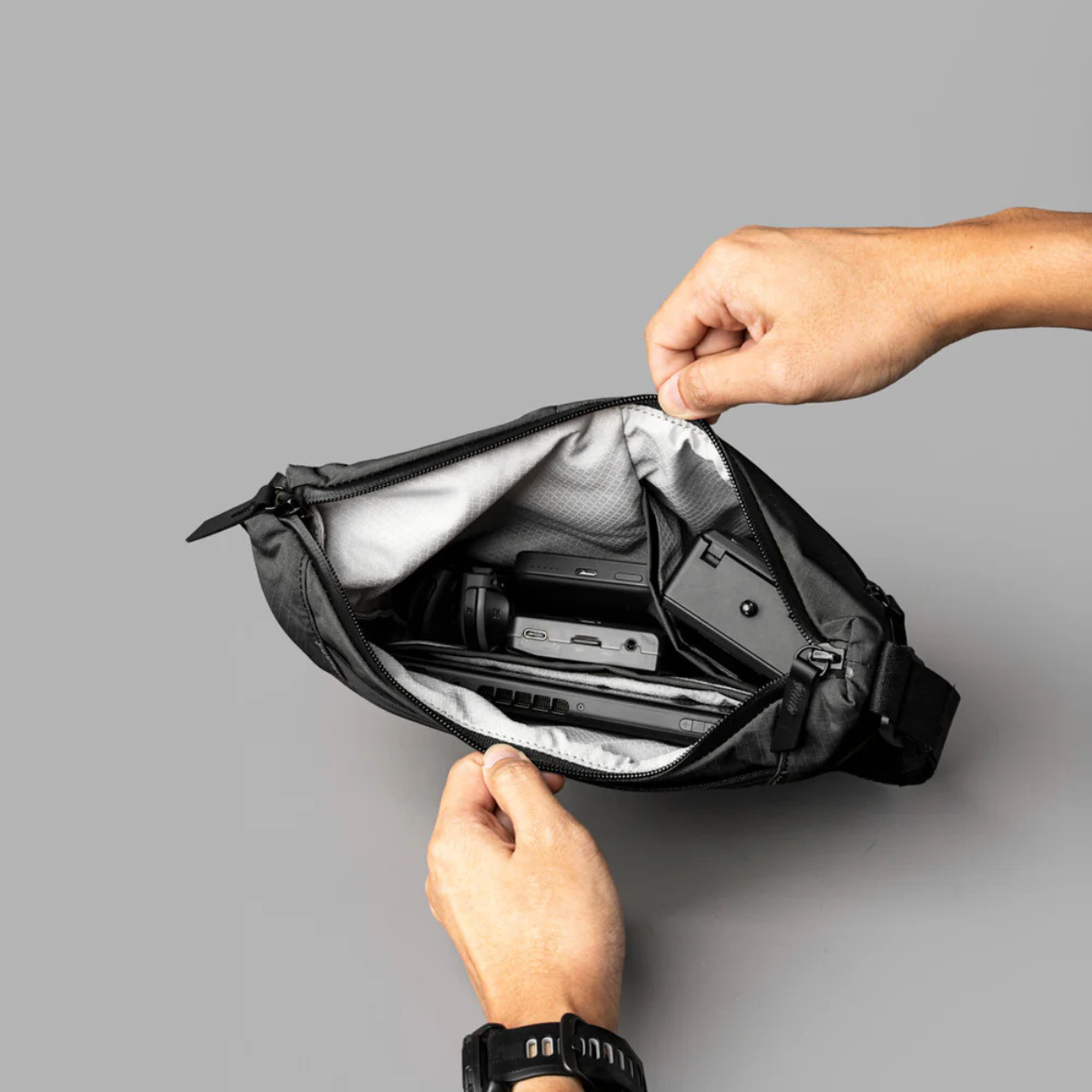 Alpaka Flow Satchel 側肩包
寬敞的主隔層刻意保持整潔,可容納各種形狀和尺寸的日常裝備。
全拉鍊封口可讓您的所有物品安全存放。