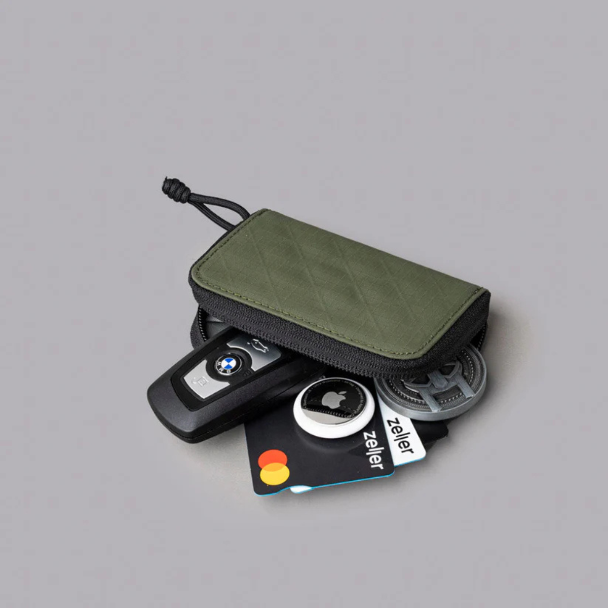 可容納最多 15 張卡片、5 枚硬幣及紙幣,滿足日常需求。