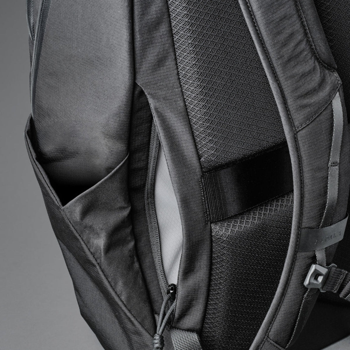 Alpaka Bravo Backpack:
側袋可容納飲水瓶,旅行時方便取用。