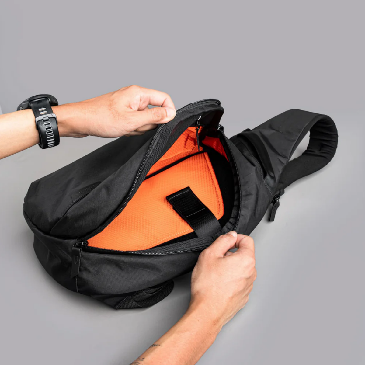 帶襯墊的 11 吋平板電腦或筆記型電腦內膽包,帶彈力鉤環閉合