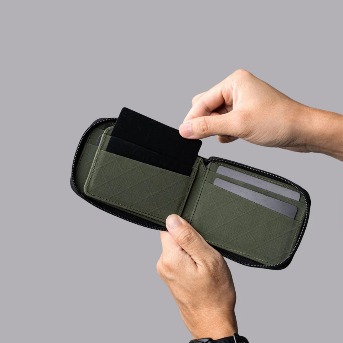 10+卡容量: 內部 9 個精心設計的卡槽,可容納超過 10 張卡片,保持卡片整齊有序。