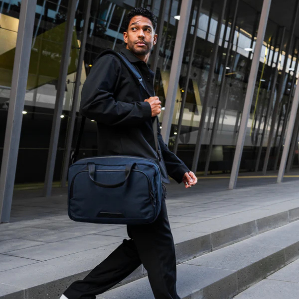 Alpaka Bravo Brief 商務手提包
雙模式攜帶:配有加厚手提帶與可拆卸肩帶,隨時切換攜帶模式,應對多場景使用需求。