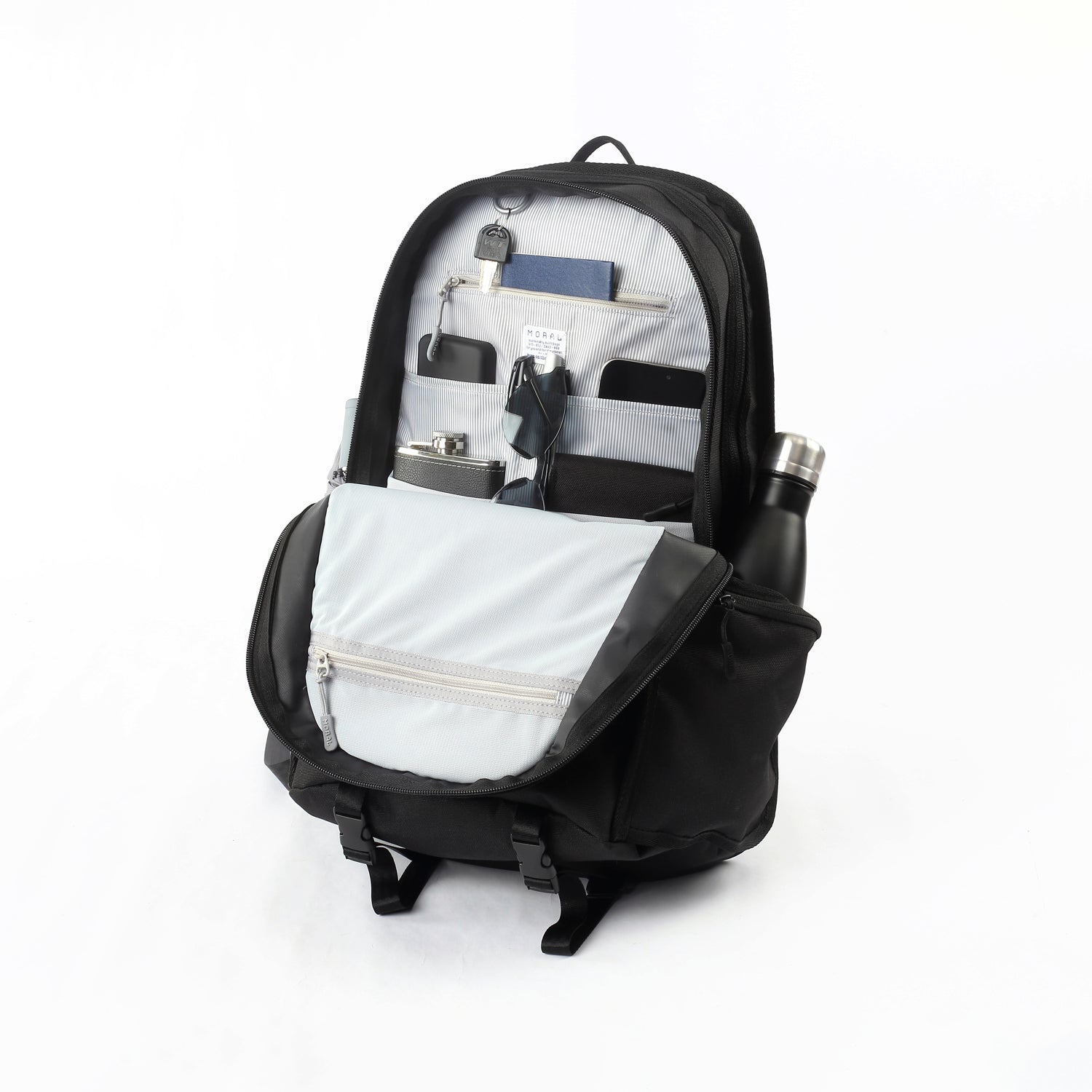 MORAL Napier Poser 運動背包大碼黑色,內部多層收納設計可放置平板電腦。大容量主袋方便整理各類物品。