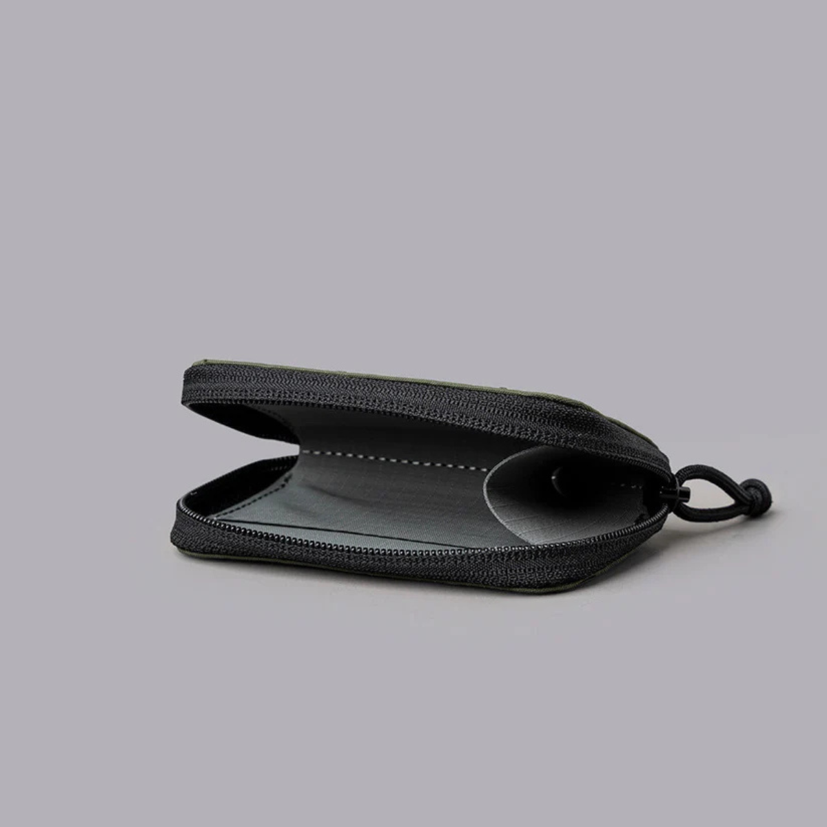 可容納最多 15 張卡片、5 枚硬幣及紙幣,滿足日常需求。