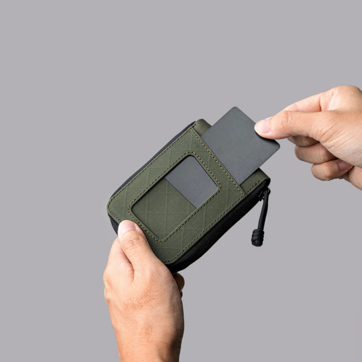 透明 ID 窗口: 外部設計透明窗口,方便快速展示證件或通行卡。