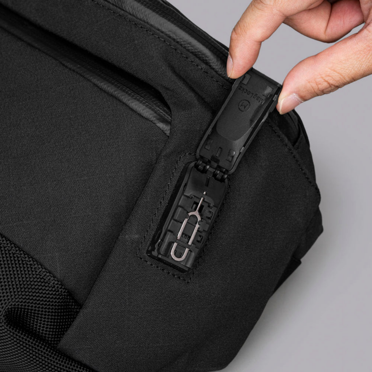 內部設有隱藏式 SIM 卡座及彈出插銷。