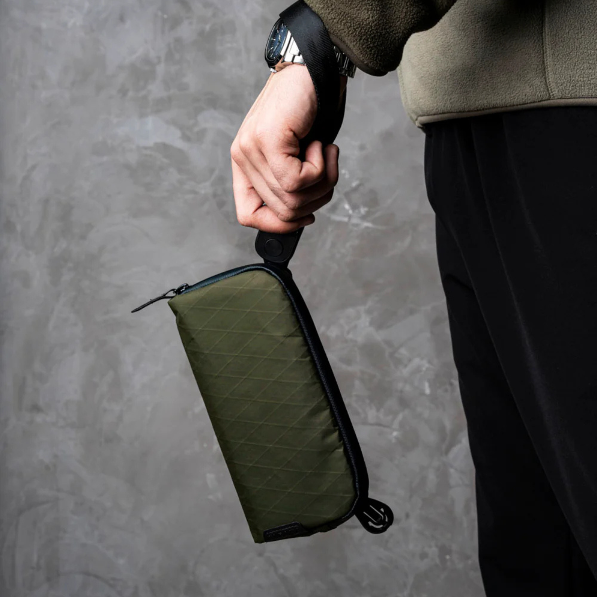 配備 Maglockz 夾扣手帶與肩帶,可用作手腕包或單肩包,隨時切換攜帶模式,滿足不同使用場景需求。