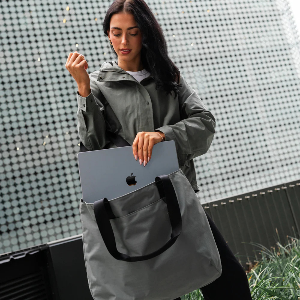 Alpaka Elements Tote (L) 托特包
配有 16 吋筆記型電腦隔層