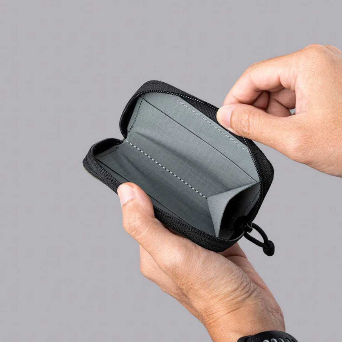 可容納最多 15 張卡片、5 枚硬幣及紙幣,滿足日常需求。