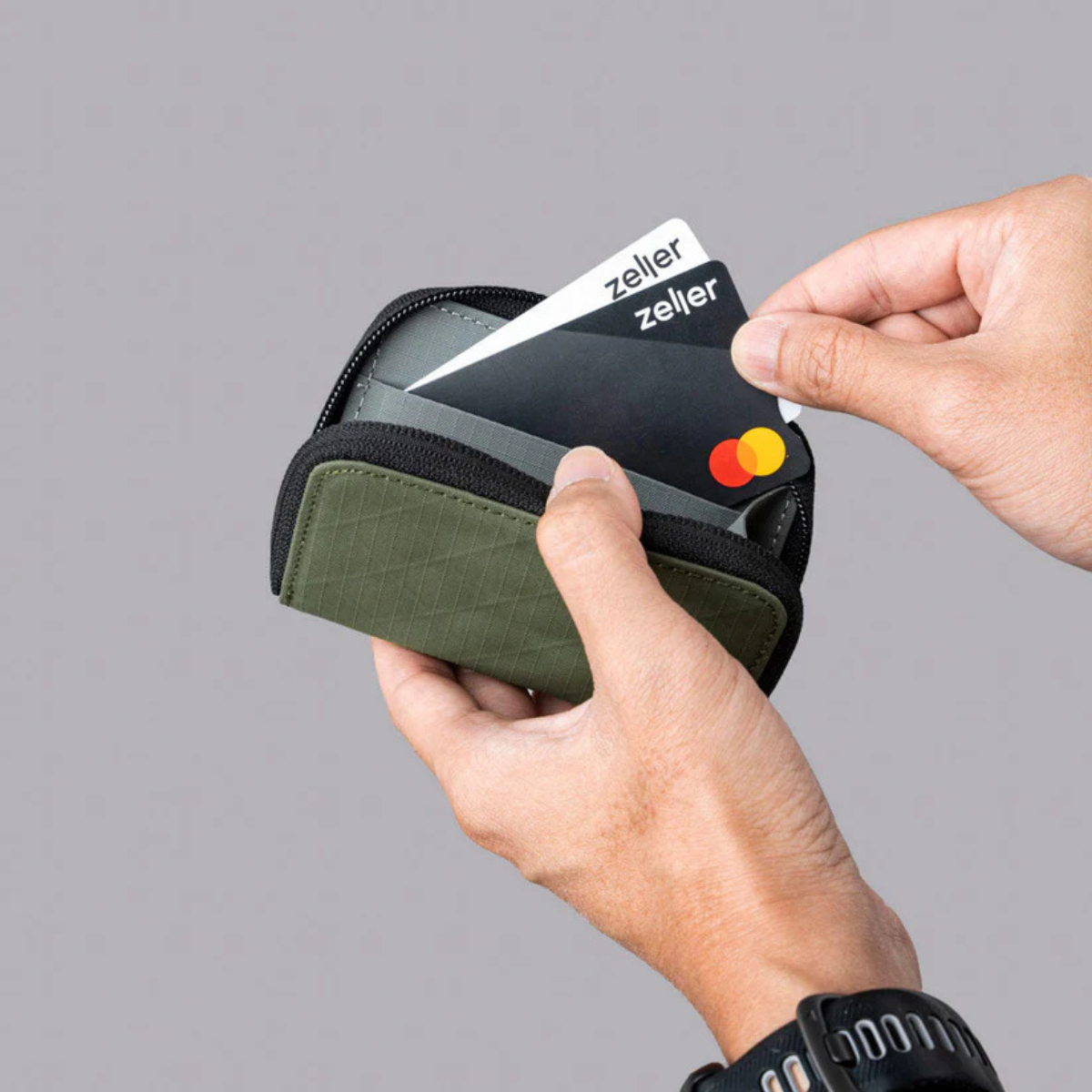 可容納最多 15 張卡片、5 枚硬幣及紙幣,滿足日常需求。