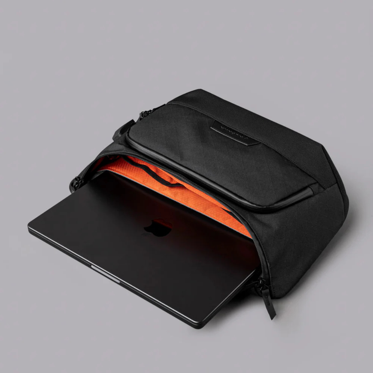 主隔層適合 14 吋 MacBook Pro