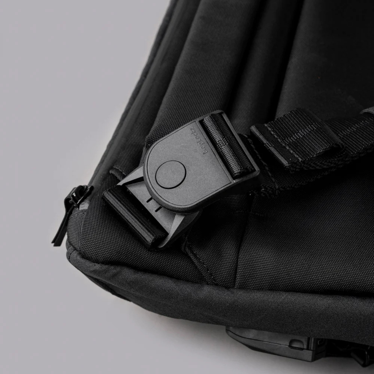 可拆卸雙面肩帶,輕鬆轉換攜帶模式。