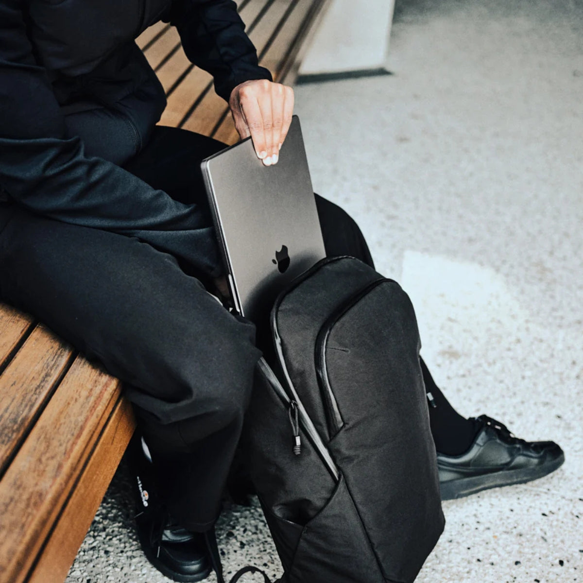 Alpaka Bravo Backpack:
展示了背包攜帶筆記型電腦的功能,實用且專業。