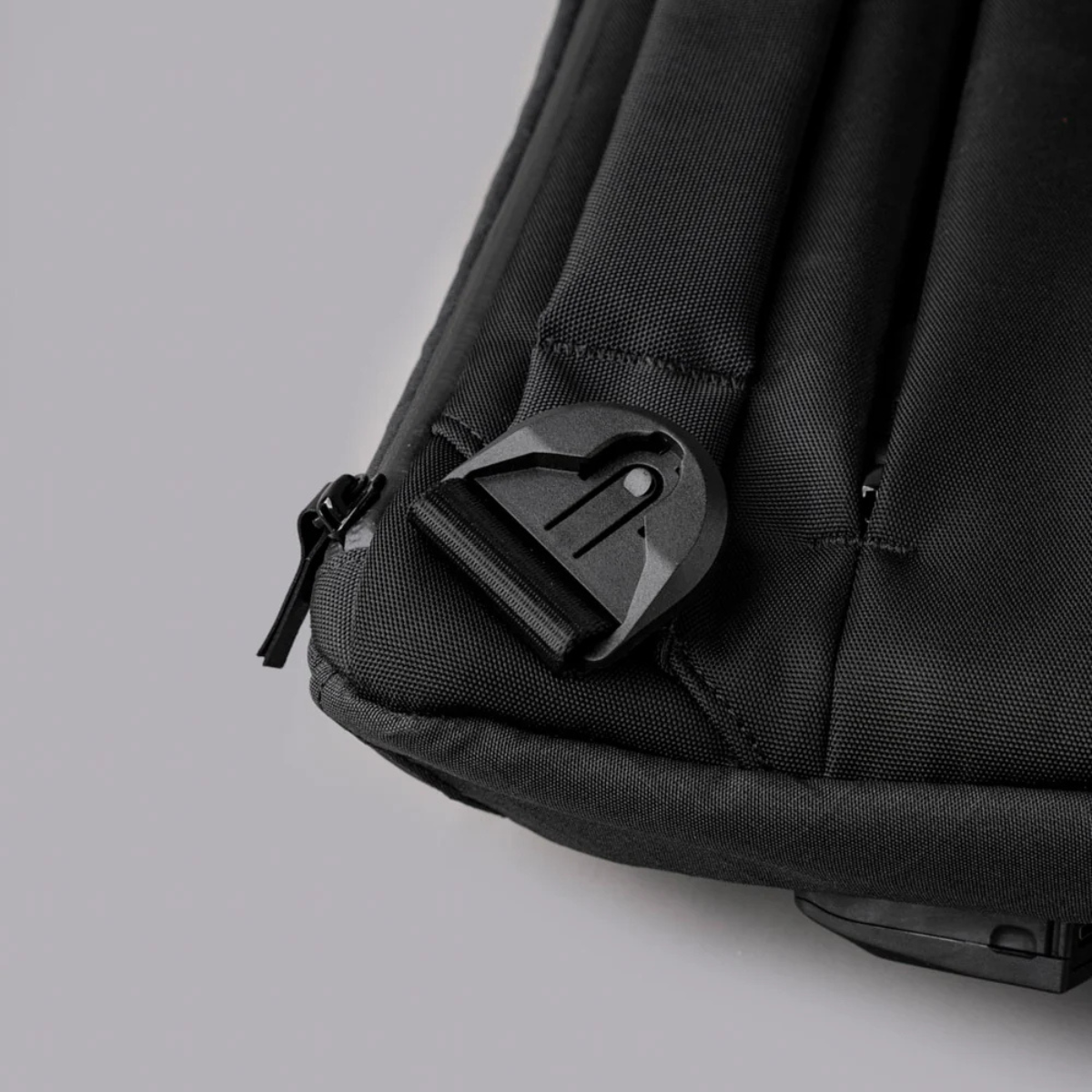 可拆卸雙面肩帶,輕鬆轉換攜帶模式。