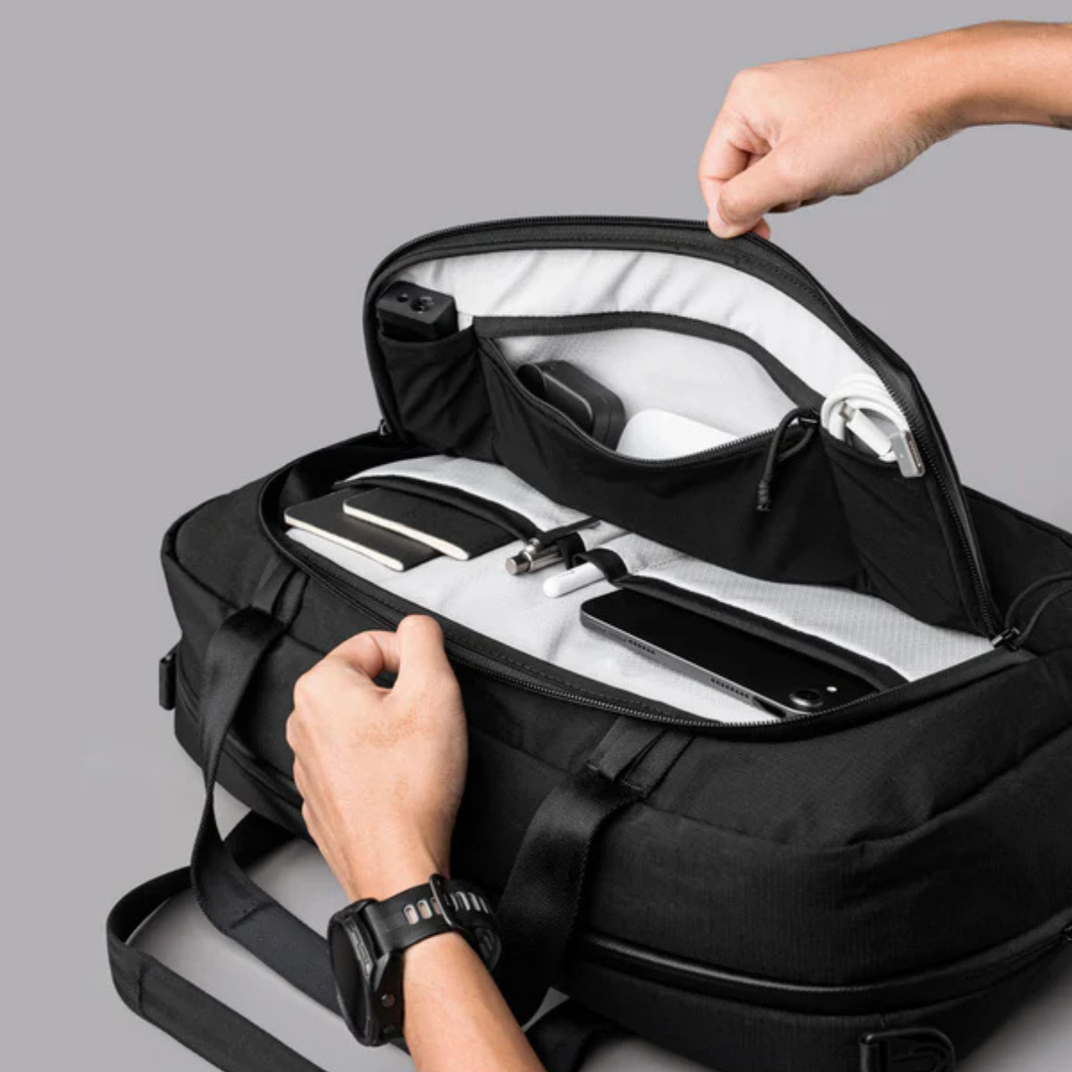 【Alpaka】Bravo Brief 商務手提包 400D|輕便防潑水
多功能前置管理面板:內含 2 個滑袋、2 個筆插、1 個網狀拉鍊袋,收納日常用品與小型設備更加高效。