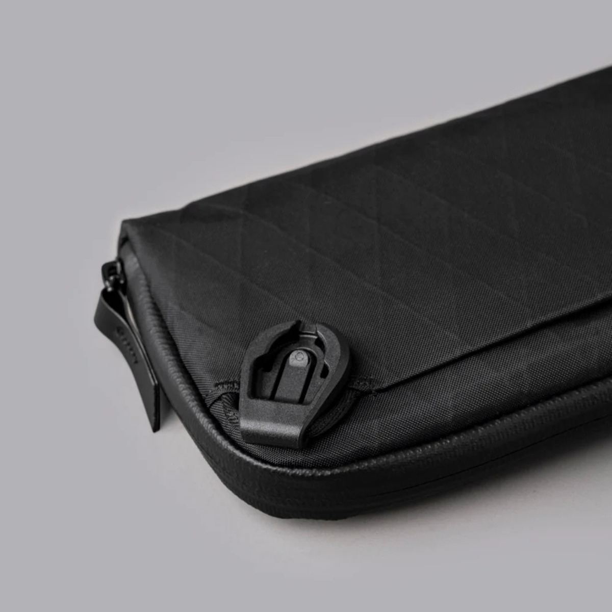 配備 Maglockz 夾扣手帶與肩帶,可用作手腕包或單肩包,隨時切換攜帶模式,滿足不同使用場景需求。