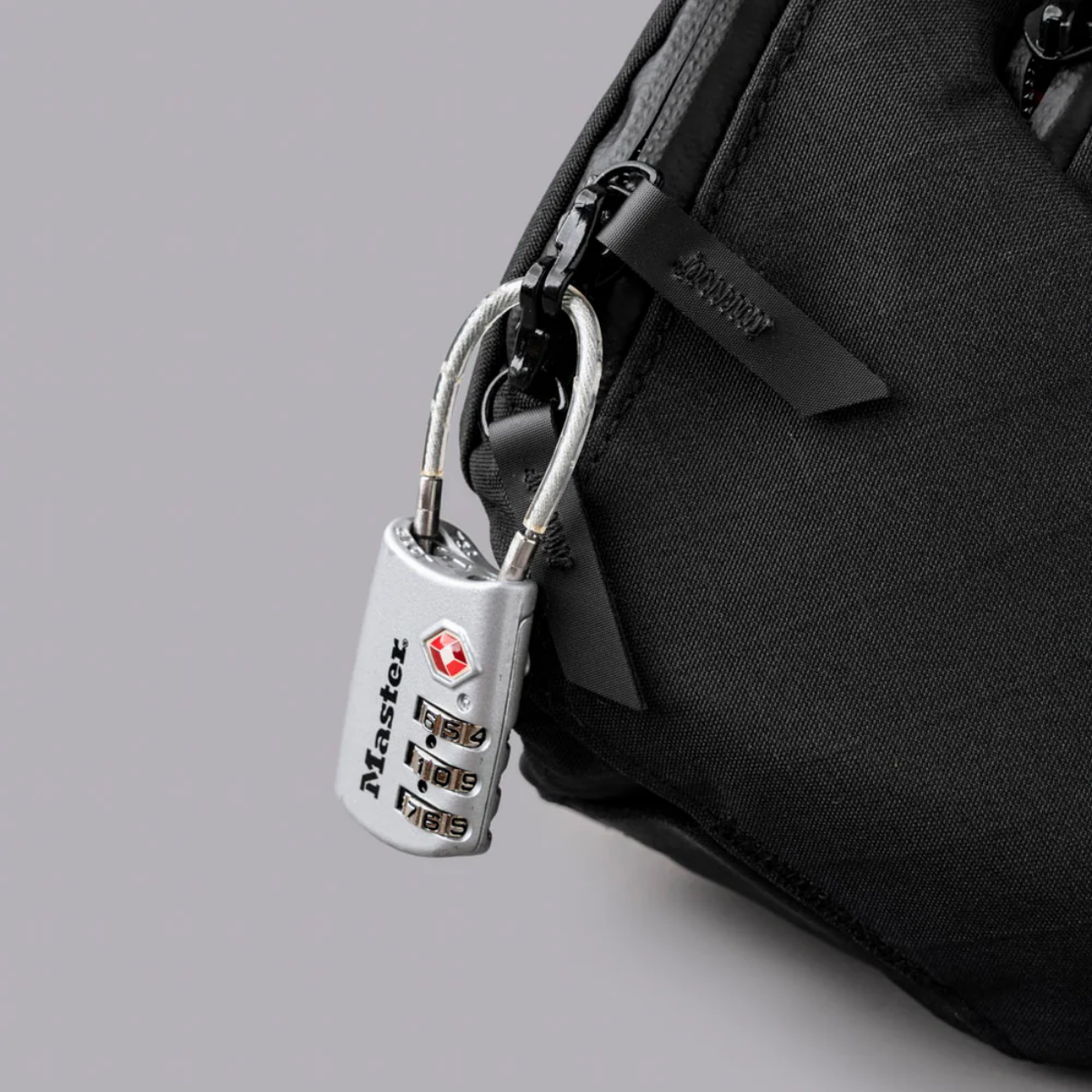 RFID 遮罩後袋可防止數位盜竊。可鎖定的拉鍊為您的貴重物品增加了安全性。