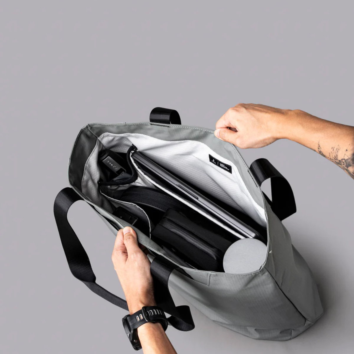 Alpaka Elements Tote (L) 托特包
配有 16 吋筆記型電腦隔層