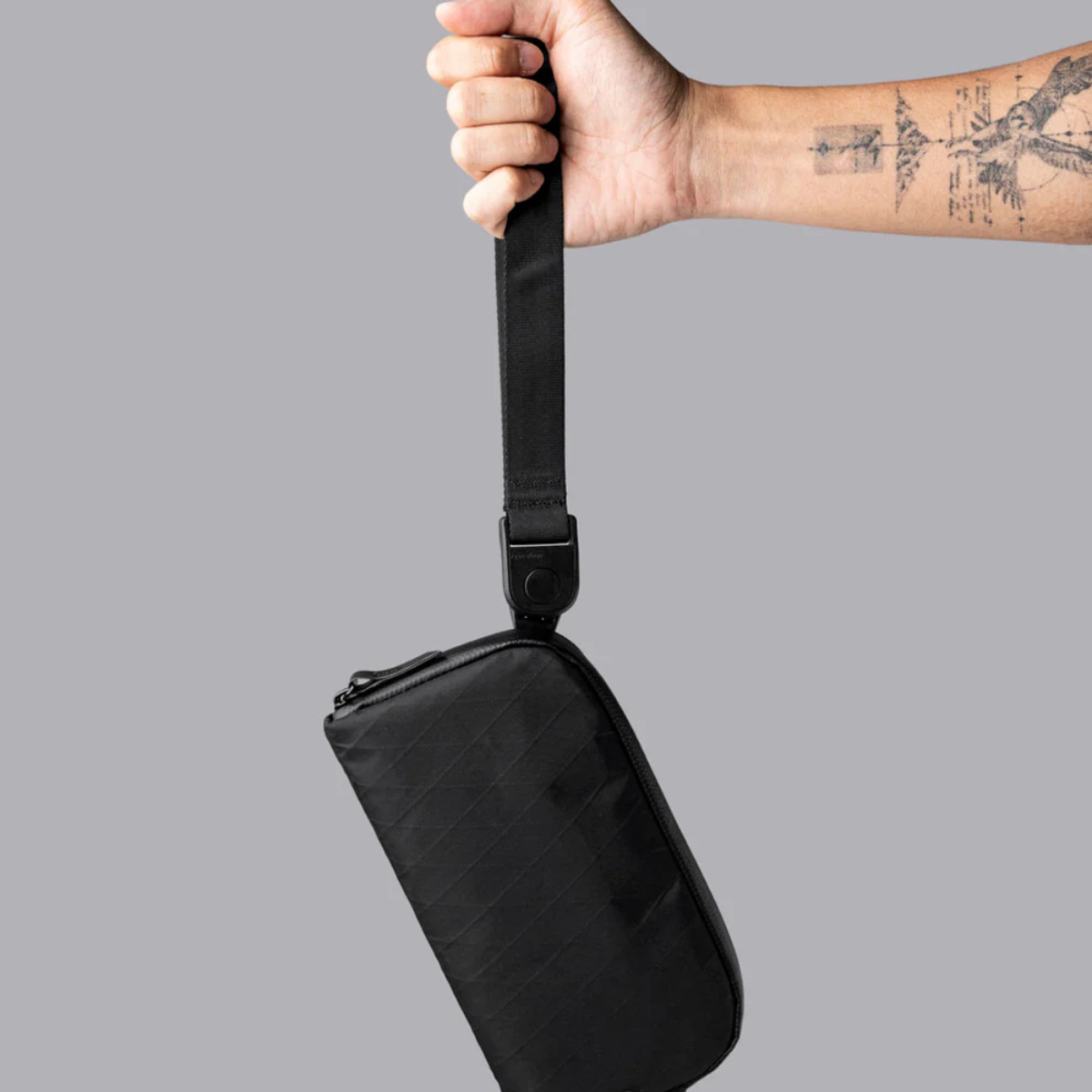 配備 Maglockz 夾扣手帶與肩帶,可用作手腕包或單肩包,隨時切換攜帶模式,滿足不同使用場景需求。