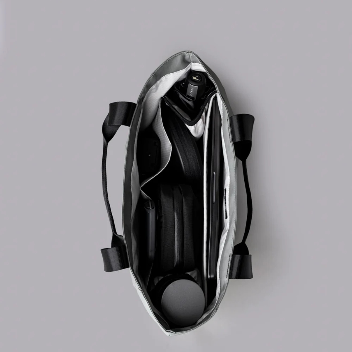 Alpaka Elements Tote (L) 托特包
配有 16 吋筆記型電腦隔層