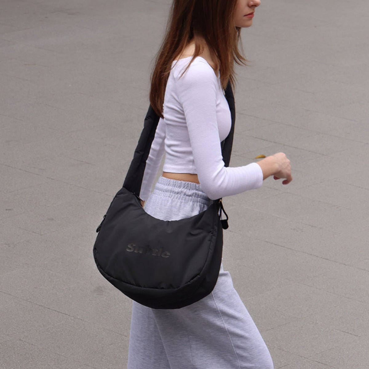 SUBTLE雲朵斜挎包 黑色模特圖