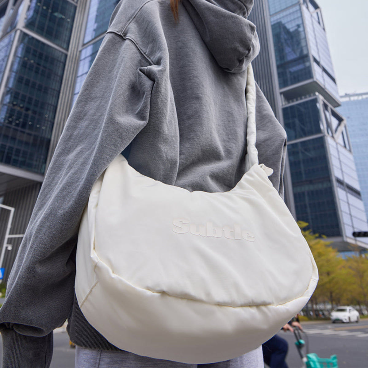 SUBTLE雲朵斜挎包 實拍圖