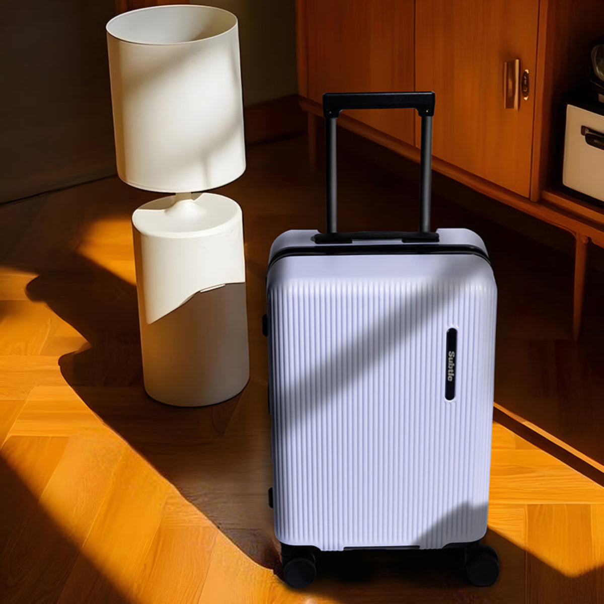 旅行場景示範:搭配機輪輕鬆座在行李箱上休息