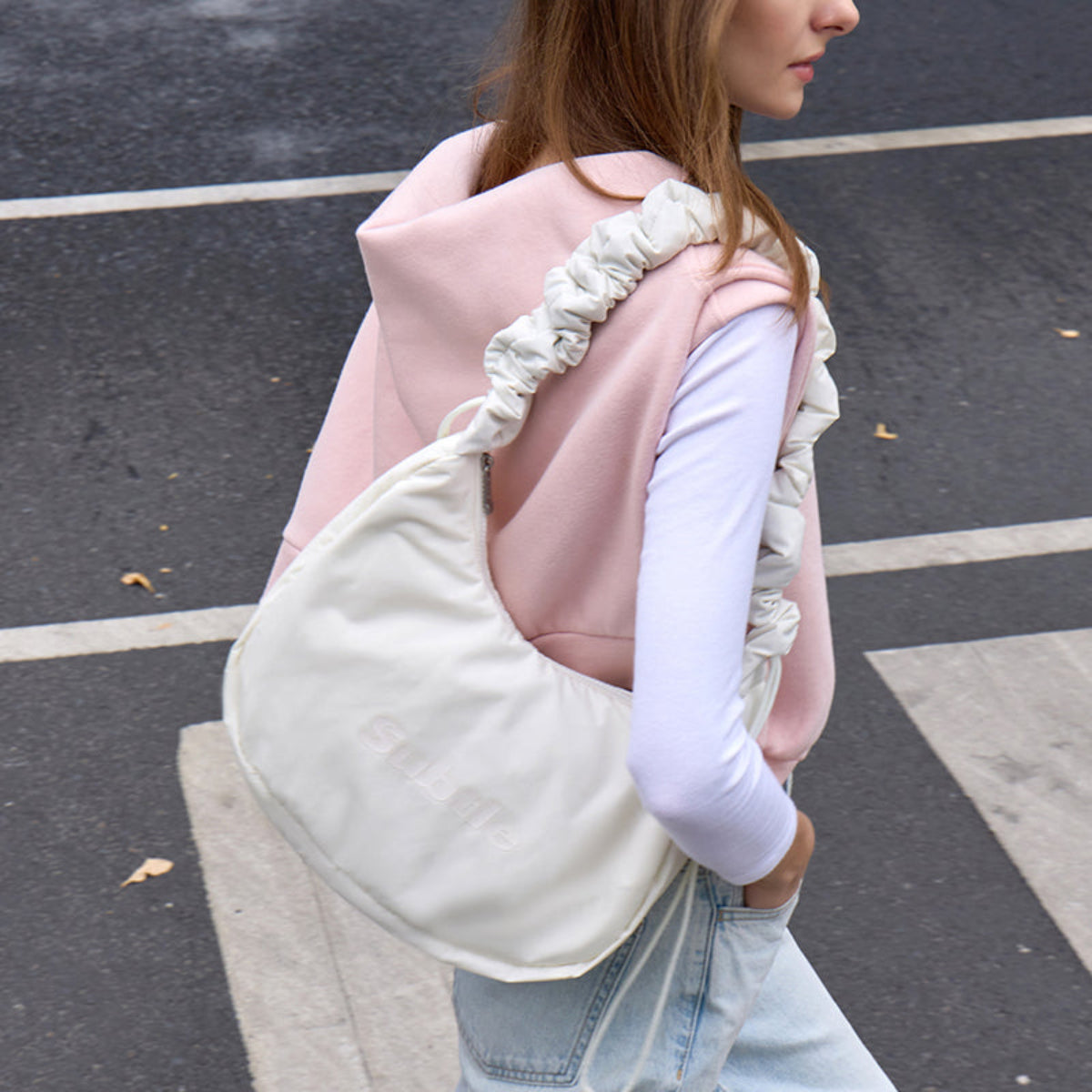 SUBTLE雲朵斜挎包 白色模特圖