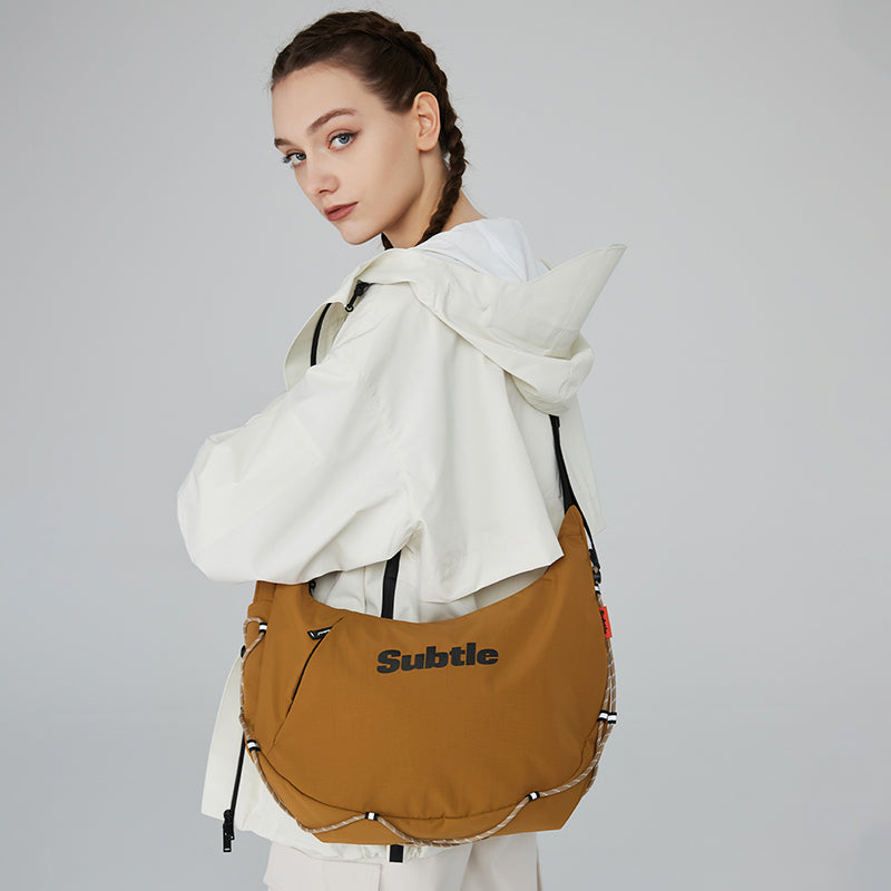 【Subtle】穿行系列半月包 大容量單肩側肩包 13L