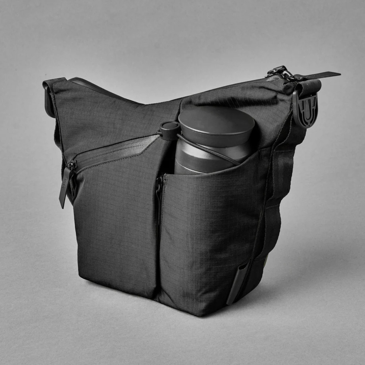 Alpaka Flow Satchel 側肩包
拉鍊擴充角撐板可讓您容納 1 公升大的瓶子。
