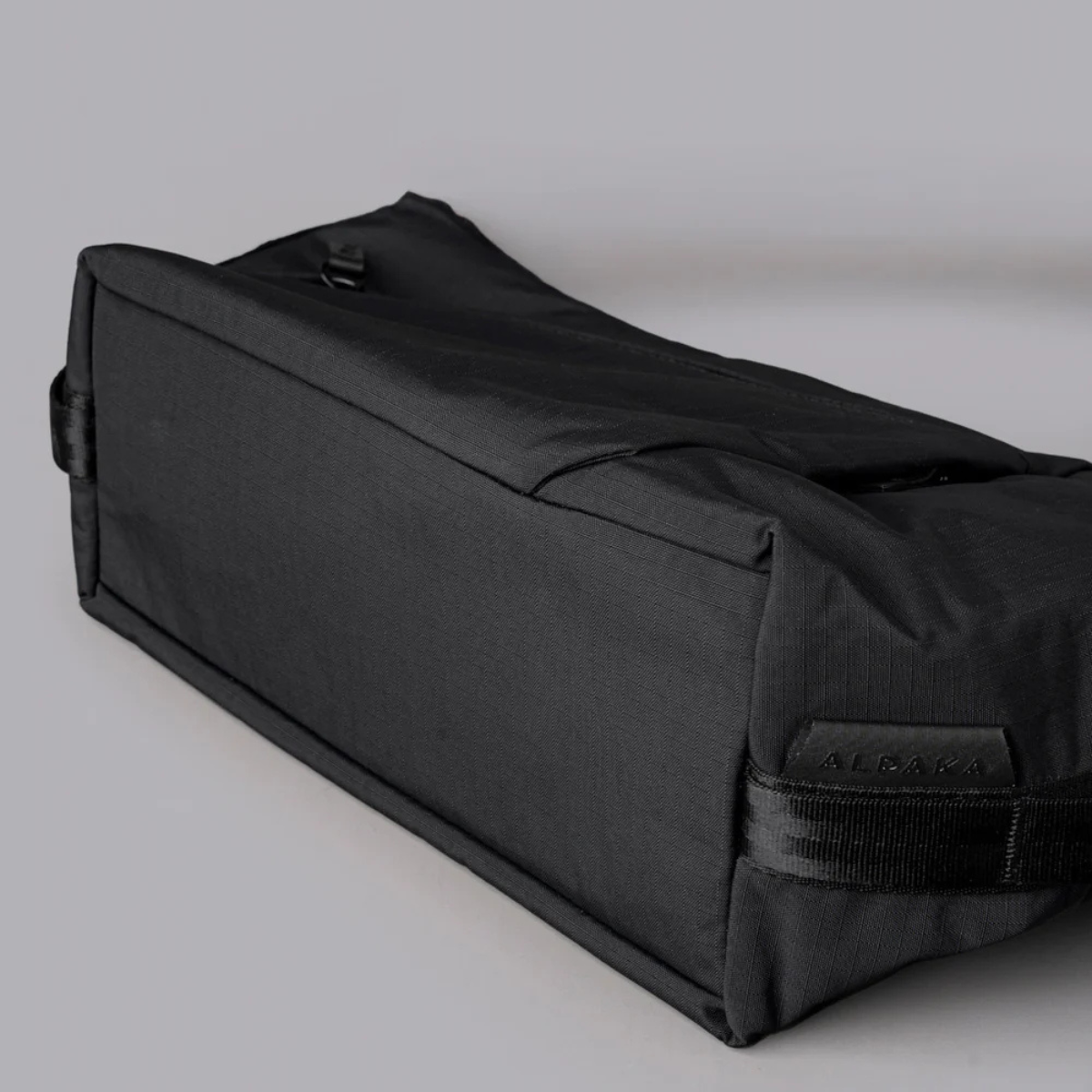 Alpaka Flow Satchel 側肩包