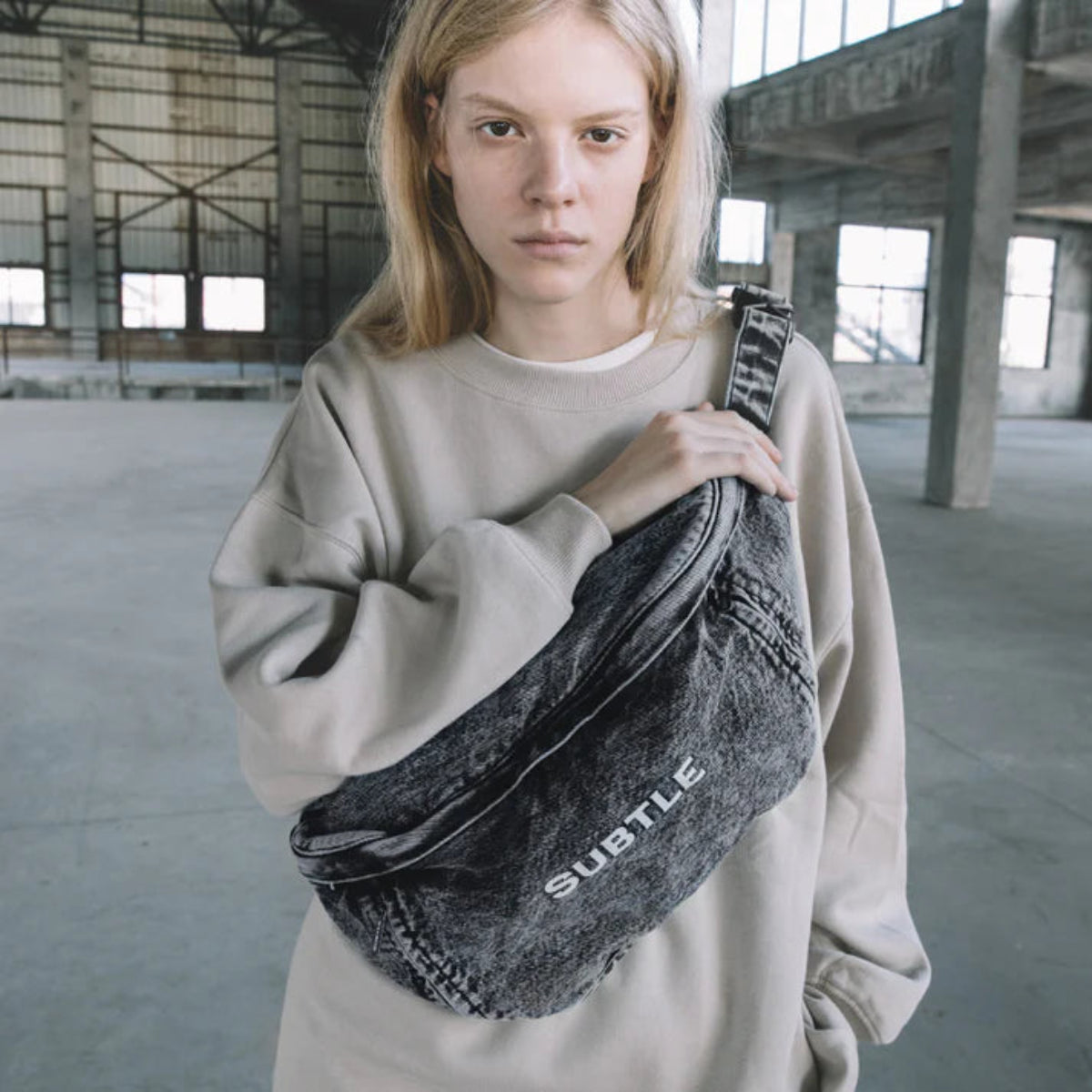 【Subtle】Rawmad(P) 丹寧斜孭袋|耐磨牛仔布|時尚百搭